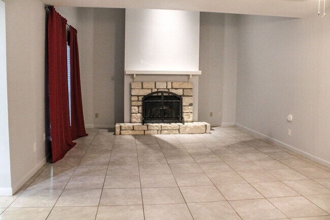 Foto del edificio - RENOVATED 2-BEDROOM TOWNHOME IN AHISD