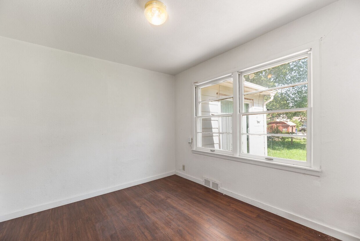 Foto principal - Charming 3 Bed 1 Bath In Quiet Neighborhood