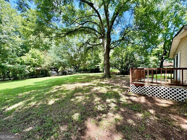 Foto del edificio - 93 Forest Rd