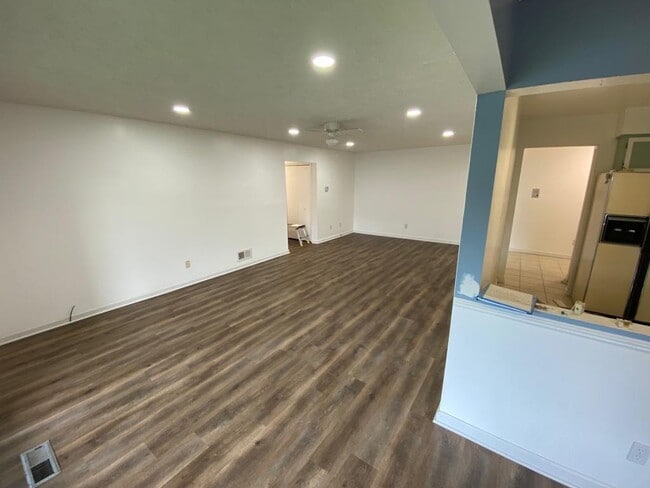 Building Photo - 27599 W Echo Vly