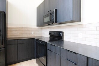 Building Photo - 30 W Broad St