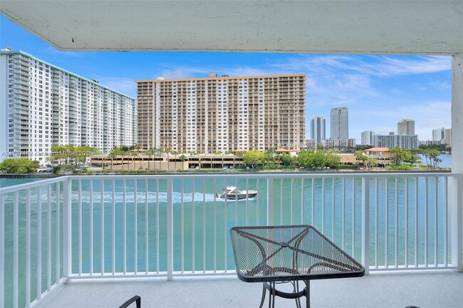 Foto del edificio - 4000 NE 169th St