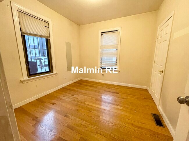 Foto del edificio - 1568 Tremont St