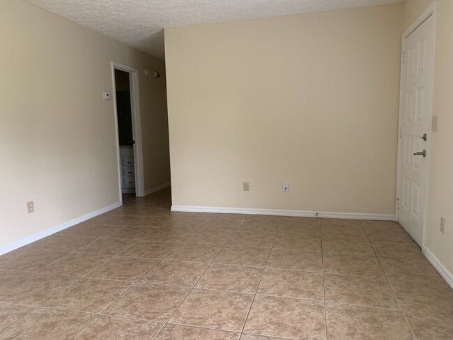 Building Photo - 3/2/1 Near Savona & California