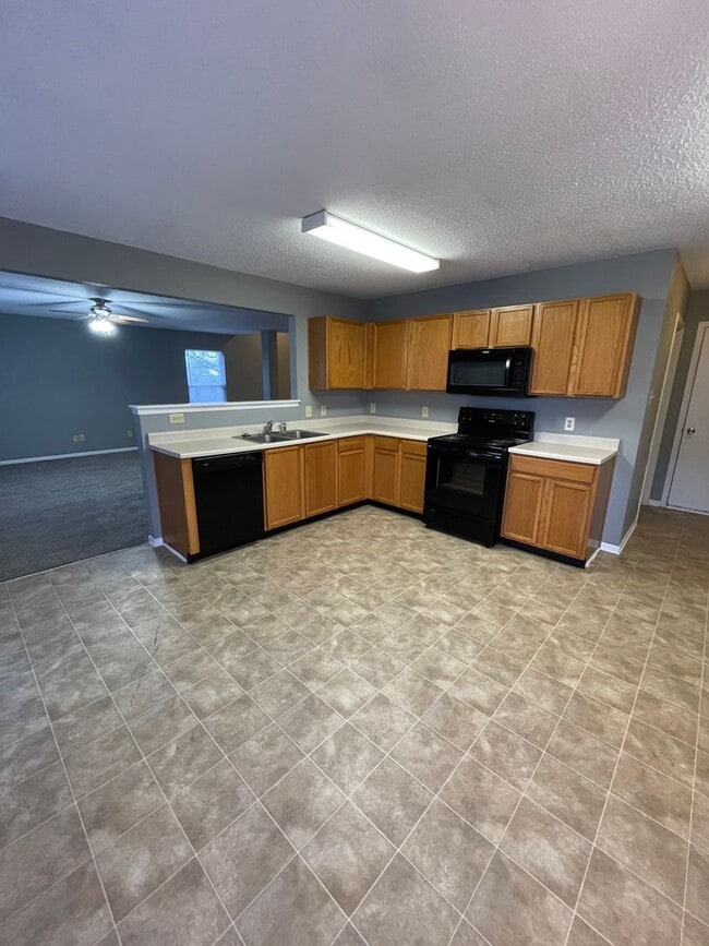 Foto del edificio - 843 Streamside Dr