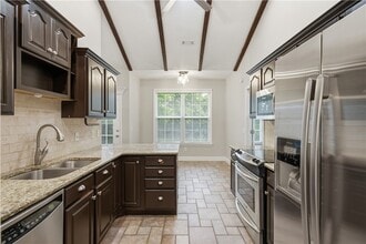 Building Photo - 305 NW Palomino St