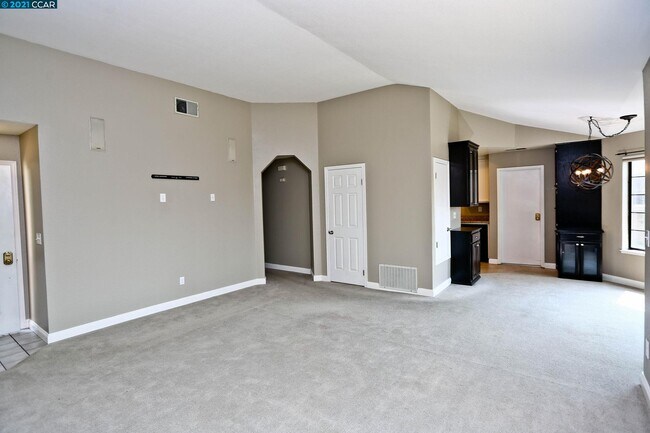 Building Photo - 5012 Lakeview Dr