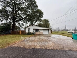 Building Photo - 227 E Peach St