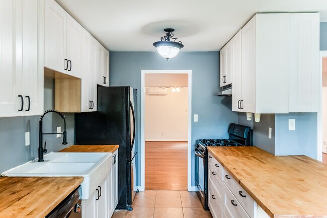 Foto del edificio - 5003 Stewart Ct