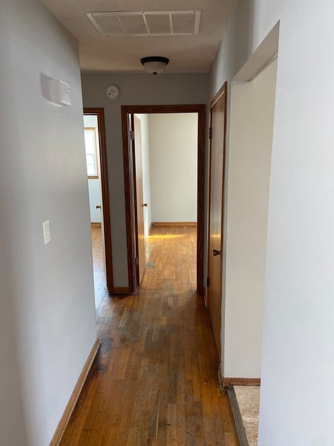 Building Photo - 623 N Belview Ave