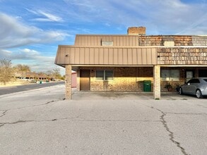 Building Photo - 3312 N Vista Dr