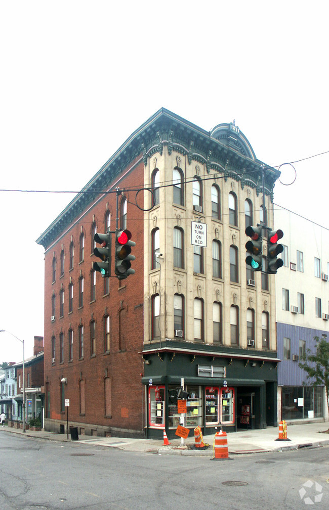 Building Photo - 399 Main St
