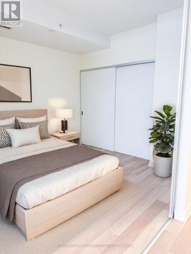 Building Photo - 210 Simcoe St