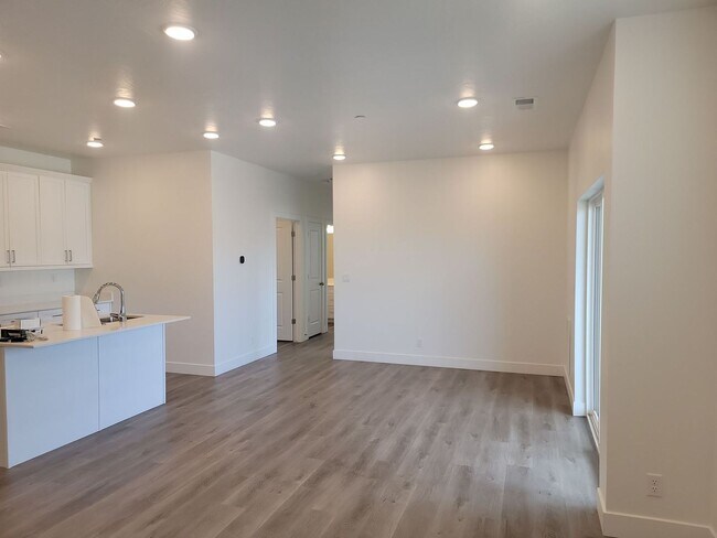 Foto del edificio - Stylish Desert Color 2 Bedroom Condo. Wash...