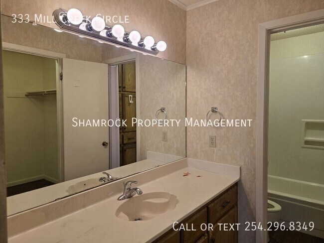 Building Photo - Convenient Location near Hewitt Drive