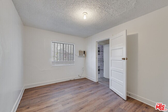 Foto del edificio - 220 E Vernon Ave