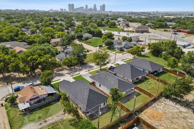 Foto del edificio - Modern 4-Bedroom Retreat with Patio Deck &...