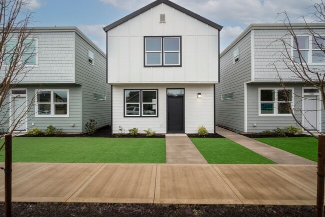 Building Photo - Move In Special Up to 3 Month's Free- Newb...