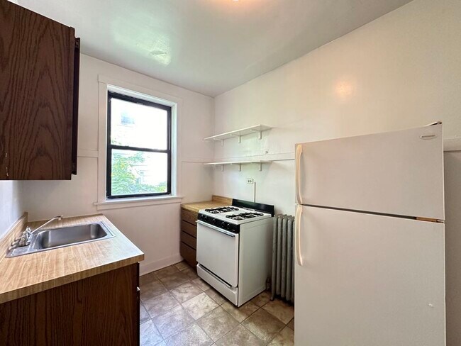 Building Photo - 2428 N Sawyer Ave