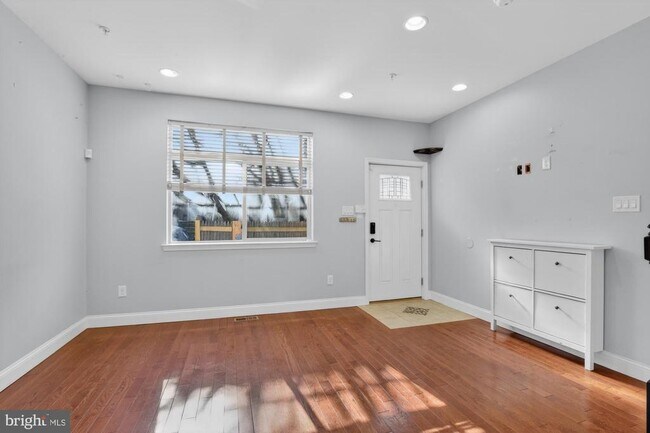 Building Photo - 1935 W George St