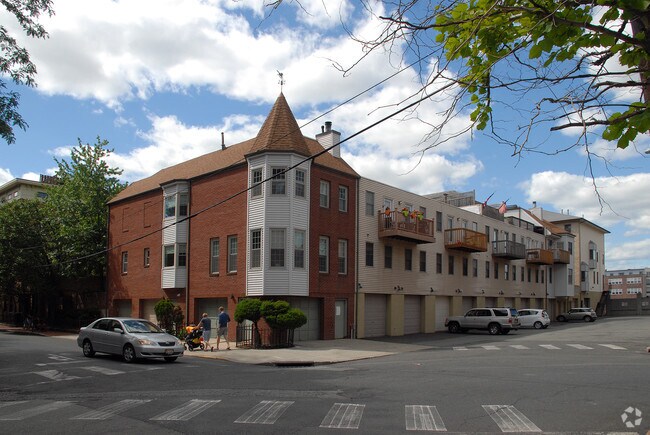 Primary Photo - 456 9th St
