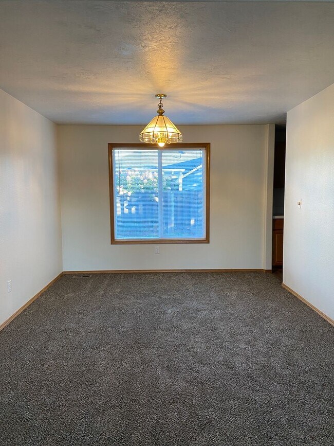 Foto del edificio - Spacious & Updated 4 Bedroom 2.5 Bath In Highly Desirable SW Corvallis Neighborhood!