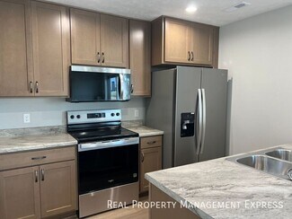Building Photo - 3 Bedroom 1.5 Bathroom Townhome