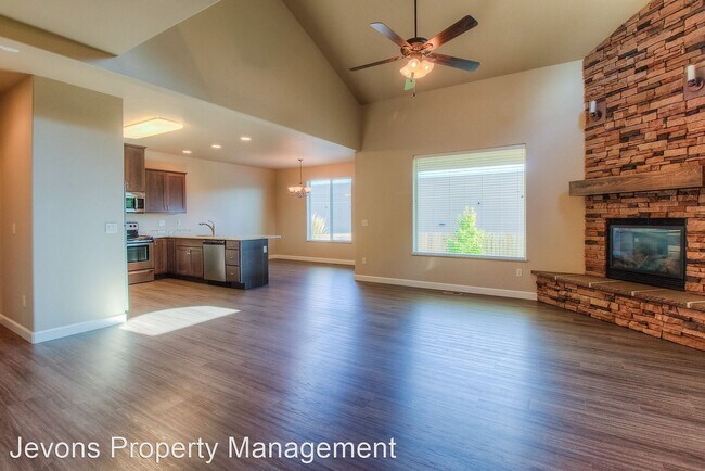 Building Photo - 4 br, 4 bath House - 7202 W Chestnut Ave