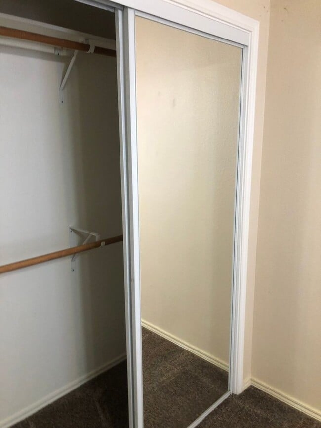 Building Photo - Charming Home! 3/2/2 Available August 1st!
