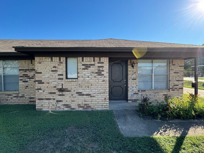 Building Photo - Duplex