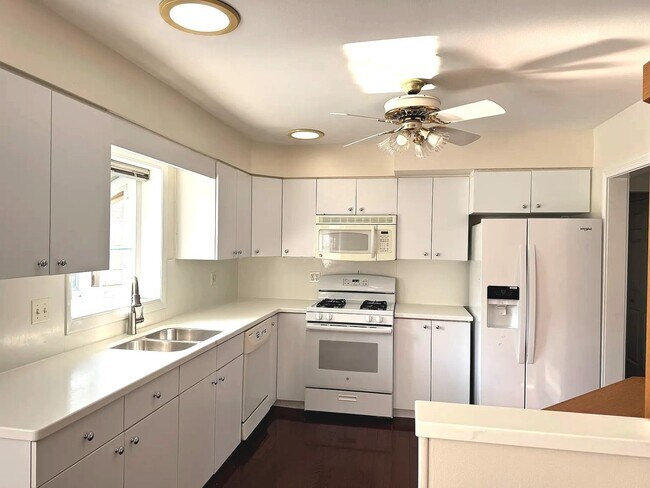Building Photo - 860 Madelyn Dr