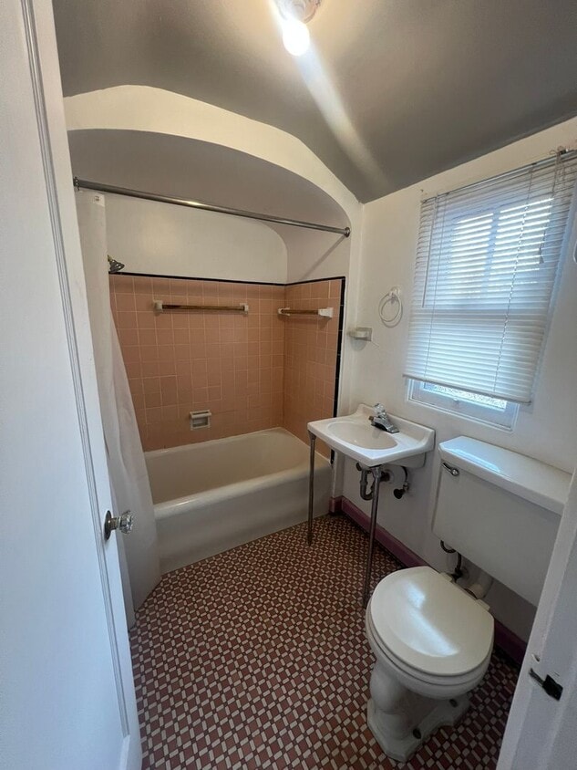 Foto del edificio - One Bedroom, One Bathroom Apartment - Geothermal Heat, Pacific Terrace Neighborhood