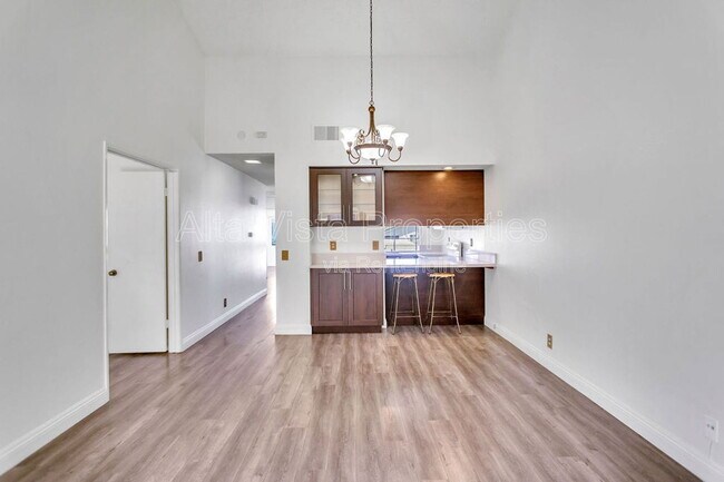 Foto del edificio - 8878 Regents Rd