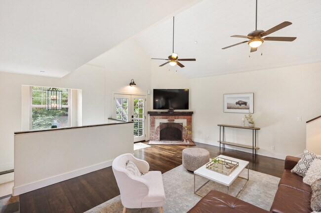 Building Photo - 20 Miraflores Ave