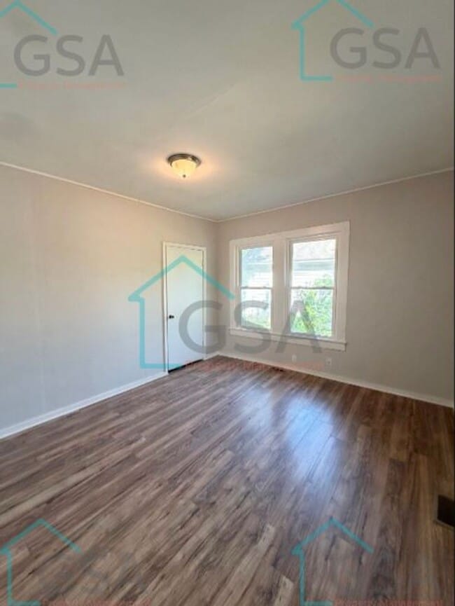 Building Photo - 2 bedroom 1 bathroom House AVAILABLE NOW