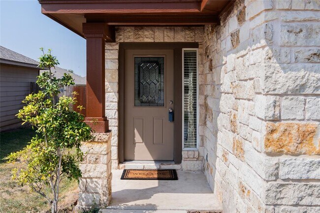 Building Photo - 208 Losoya Dr