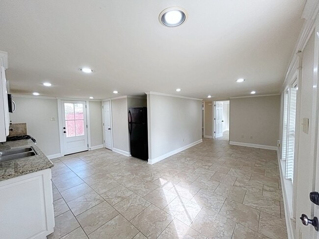 Building Photo - 2 Bedroom Downstairs Condo in Capital Heights