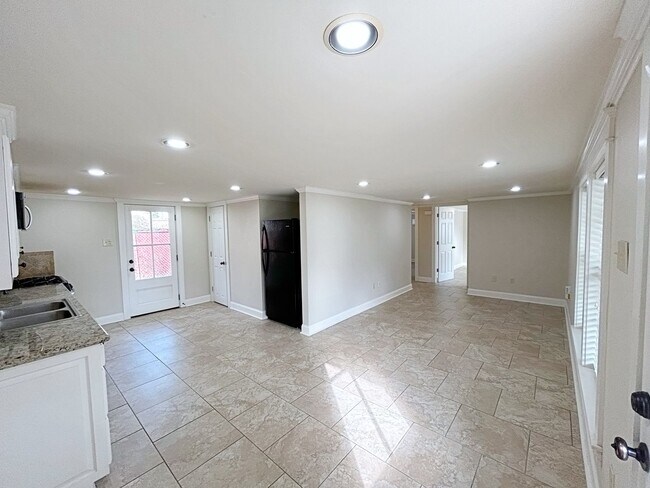 Foto del edificio - 2 Bedroom Downstairs Condo in Capital Heights