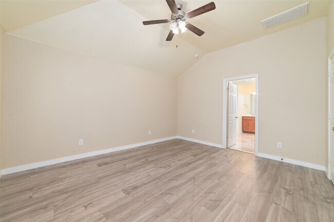 Foto del edificio - 15615 Whispering Green Dr