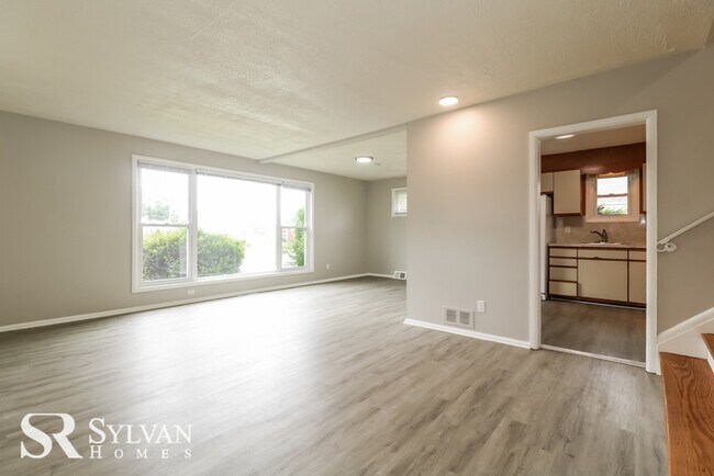 Building Photo - Do not miss out on this adorable 3BR 2.5BA...