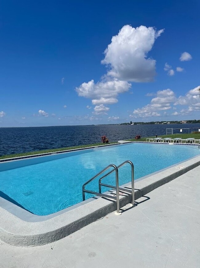 Building Photo - Stunning 8th floor Riverfront Condo
