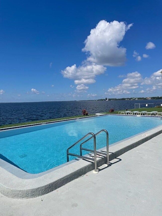Foto del edificio - Stunning 8th floor Riverfront Condo