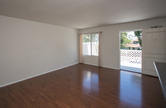 Building Photo - Spacious Upstairs 3BR Condo With 2 Car Gar...