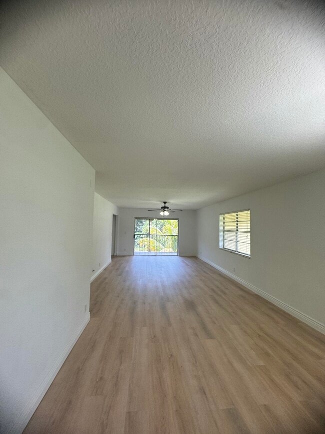 Building Photo - 2965 SW 22nd Ave