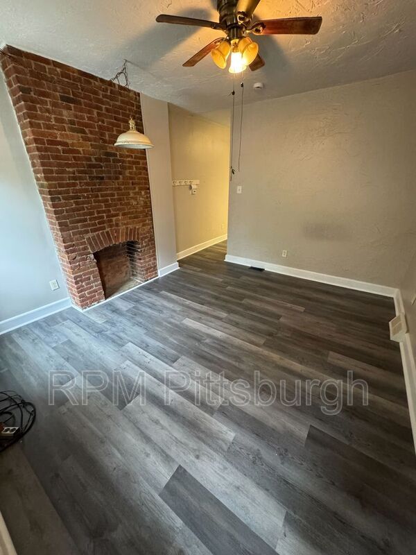 Primary Photo - 122 Earl St