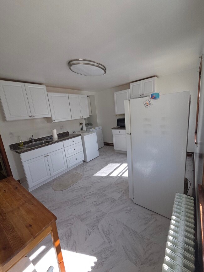 Building Photo - 302 Folcroft St