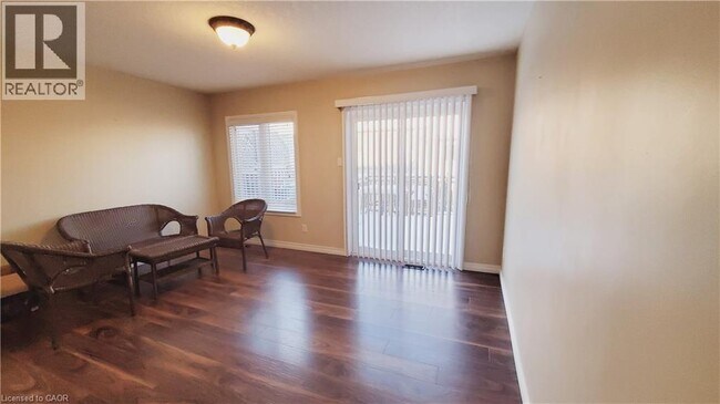 Photo du bâtiment - 10 Foxglove Crescent