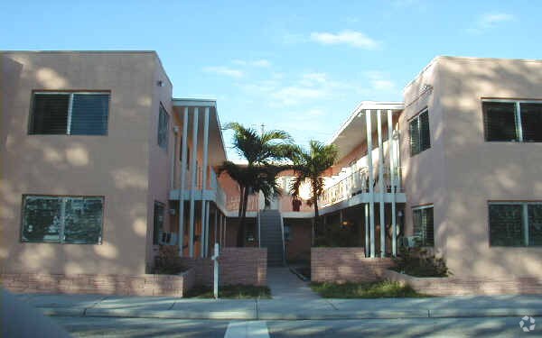 Building Photo - 1800 SW 22nd Ave