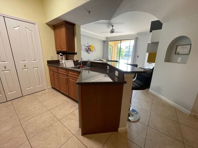 Foto del edificio - ANNUAL RENTAL - FURNISHED 1 BED / 1 BATH W...