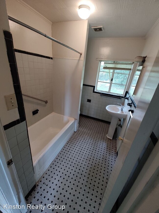 Building Photo - 3 br, 1 bath House - 2501 Old Snow Hill Road